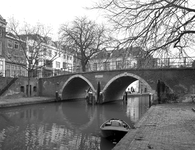 83688 Gezicht op de Vollersbrug over de Oudegracht te Utrecht, uit het noordwesten.